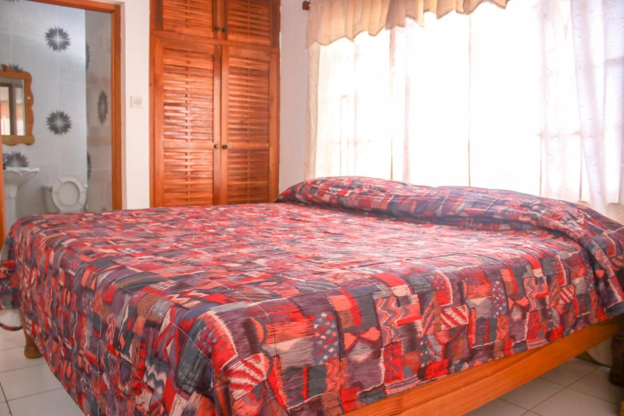 Van Villa Guesthouse Negril Eksteriør bilde